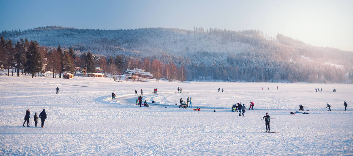 Bruslení na zamrzlém jezeře Lipno