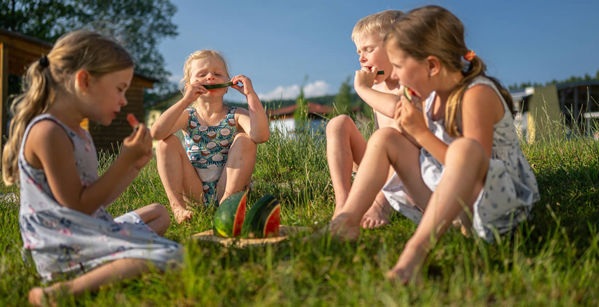 Děti jedí meloun v blízkosti aparmtánu Landal Marina Lipno