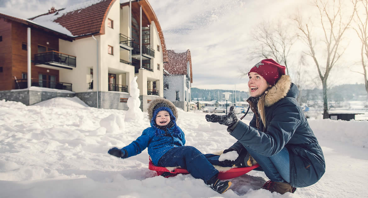 Rodina s dětmi v zimě na Lipně